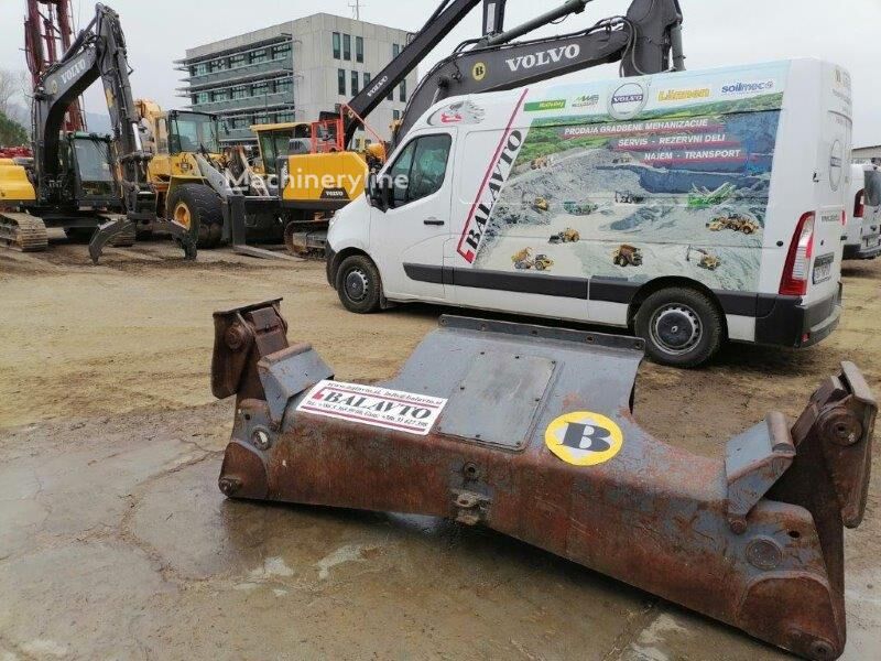 Hydraulic outrigger for Volvo excavator blades - Machineryline