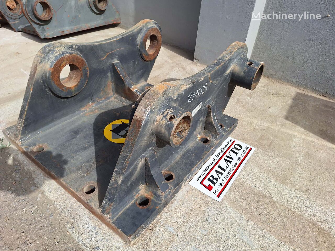 Attachment plate quick coupler paredzēts ekskavatora