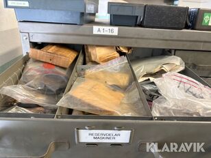 Pl&aring;tsk&aring;p med diverse utrustning f&ouml;r verktygsbearbetning