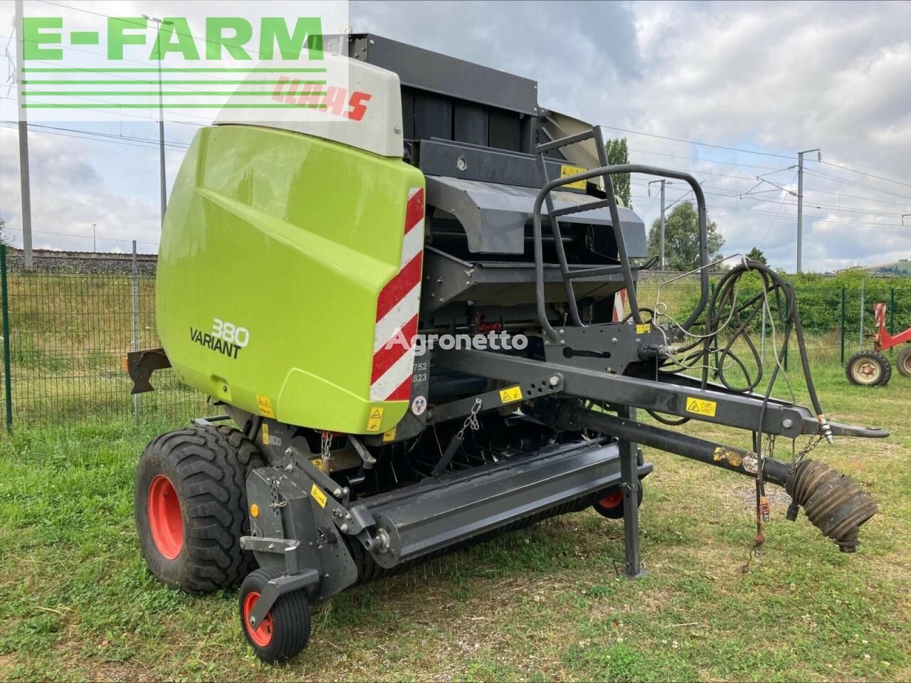 presse à balles carrées Claas variant 380 rf