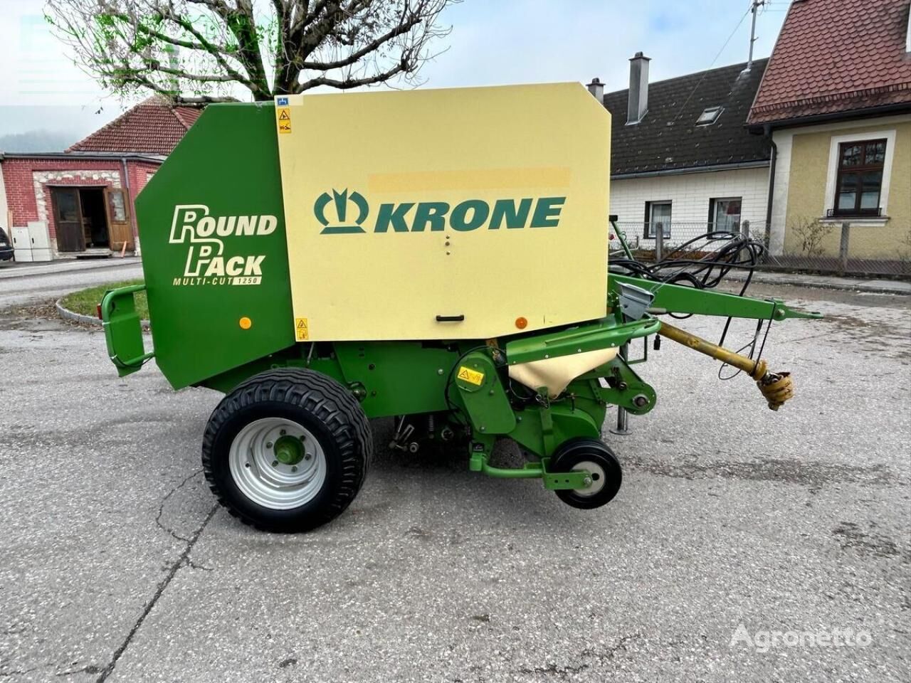 آلة جمع وكبس وحزم الأعلاف Krone round pack 1250