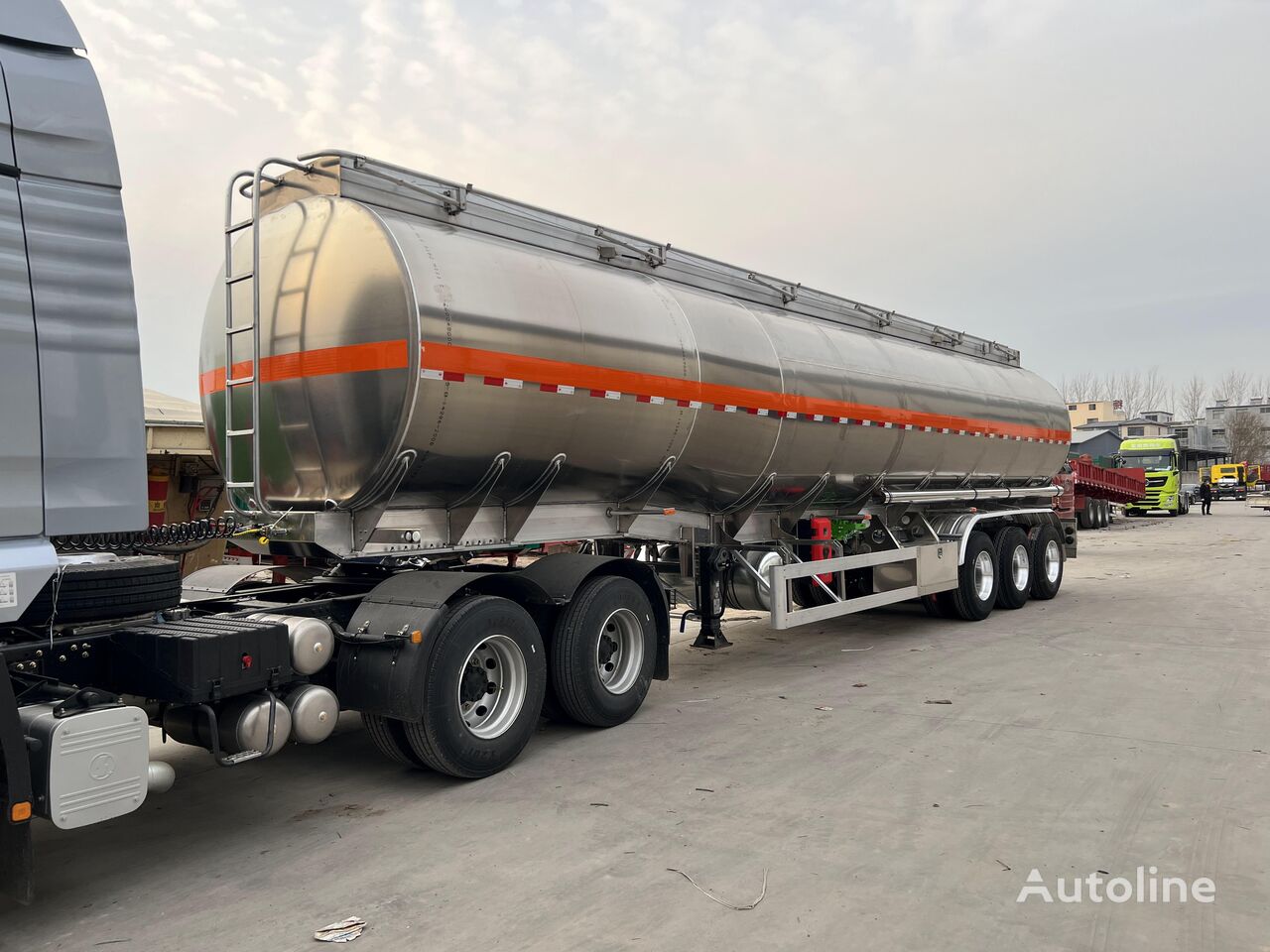 عربة الصهريج لنقل الوقود ومواد التشحيم 3 Axle gas oil loading refueli aluminium  alloy acid gasoline tr