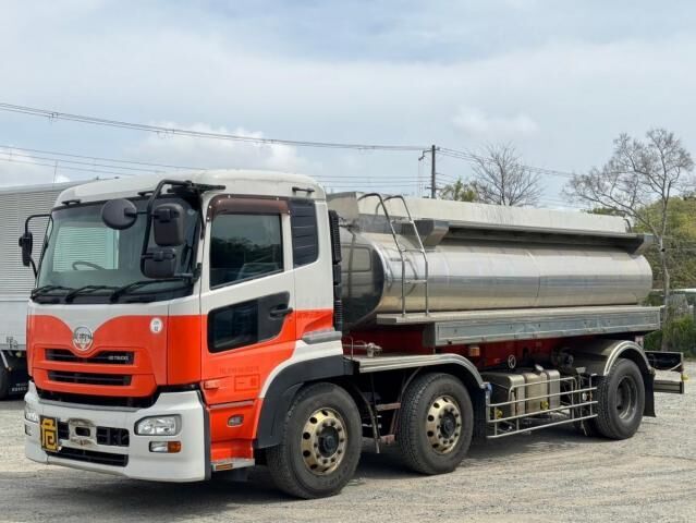 camion-citerne Nissan LDG-CV5YL