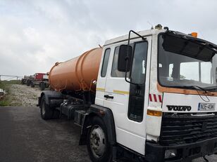 autocysterna Volvo FL615