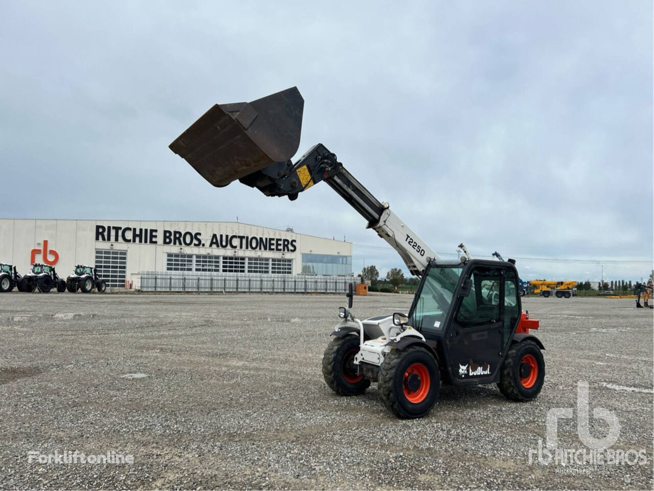 телескопический погрузчик Bobcat T2250