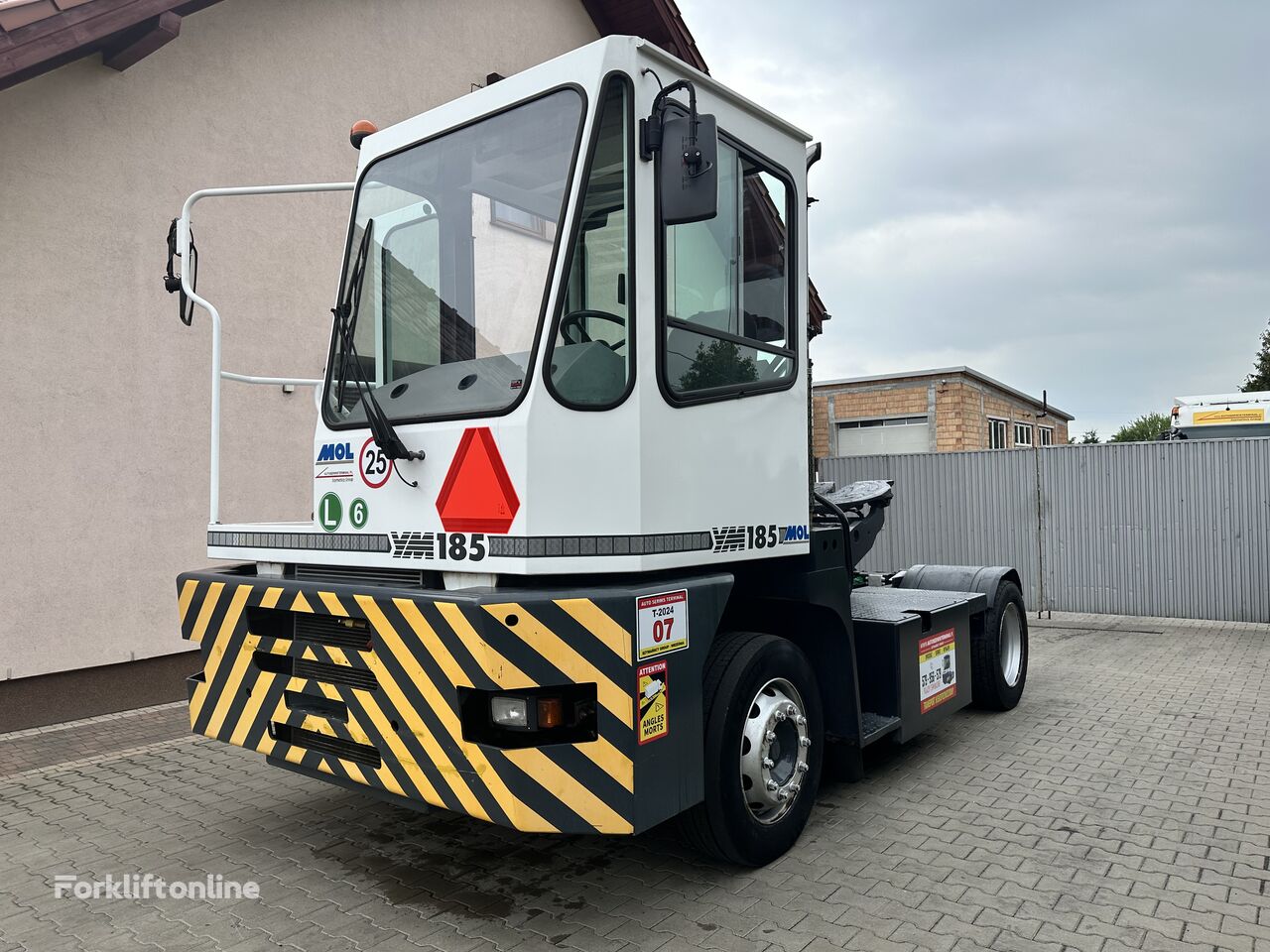 tracteur portuaire Mol YM185