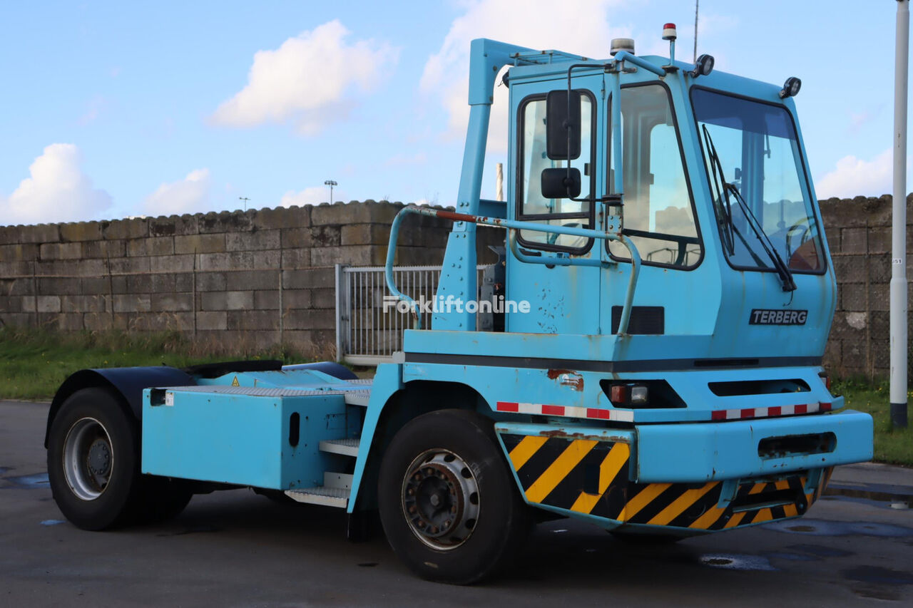 tracteur portuaire Terberg YT222