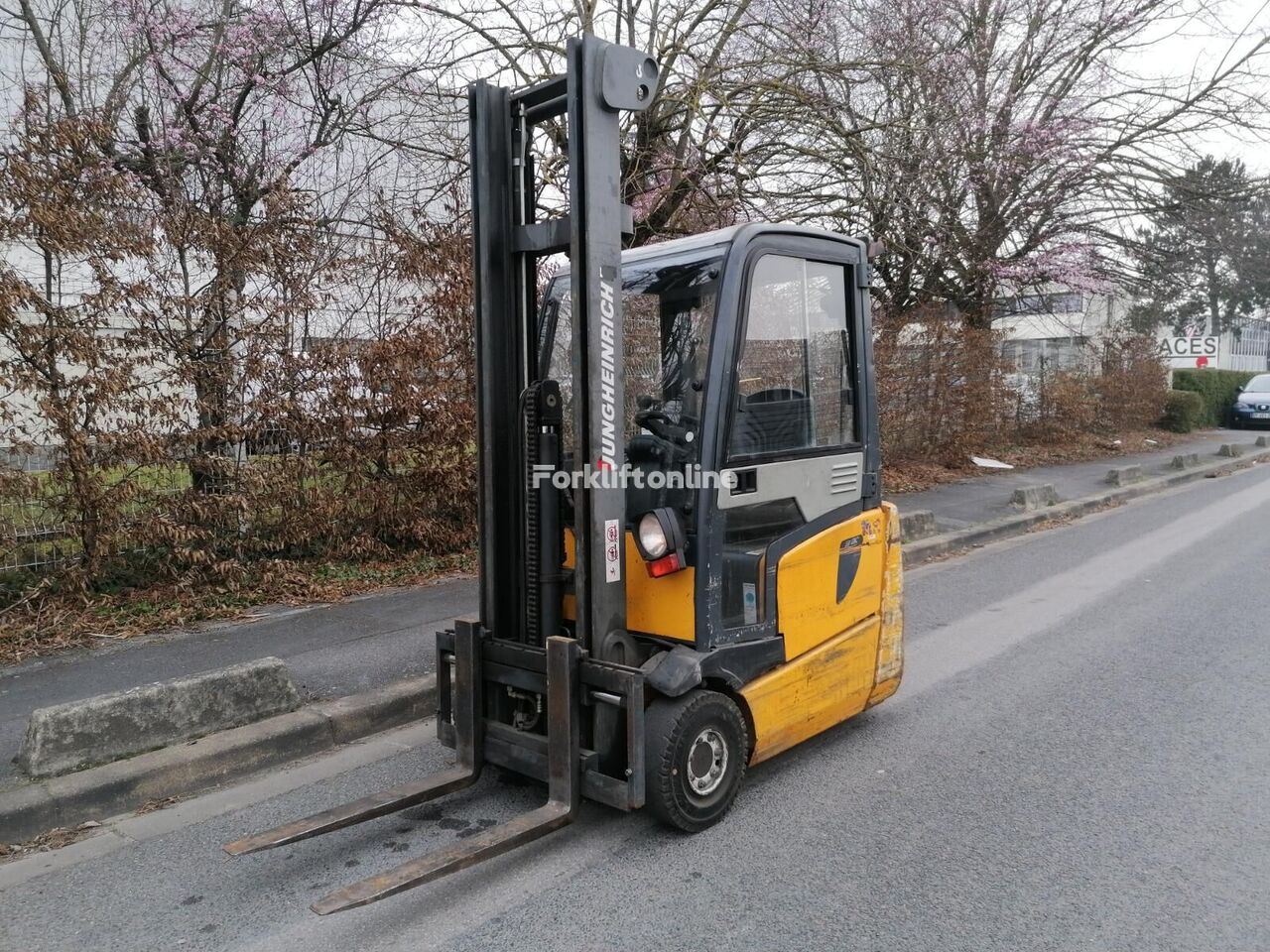 Jungheinrich EFG215 three-wheel forklift