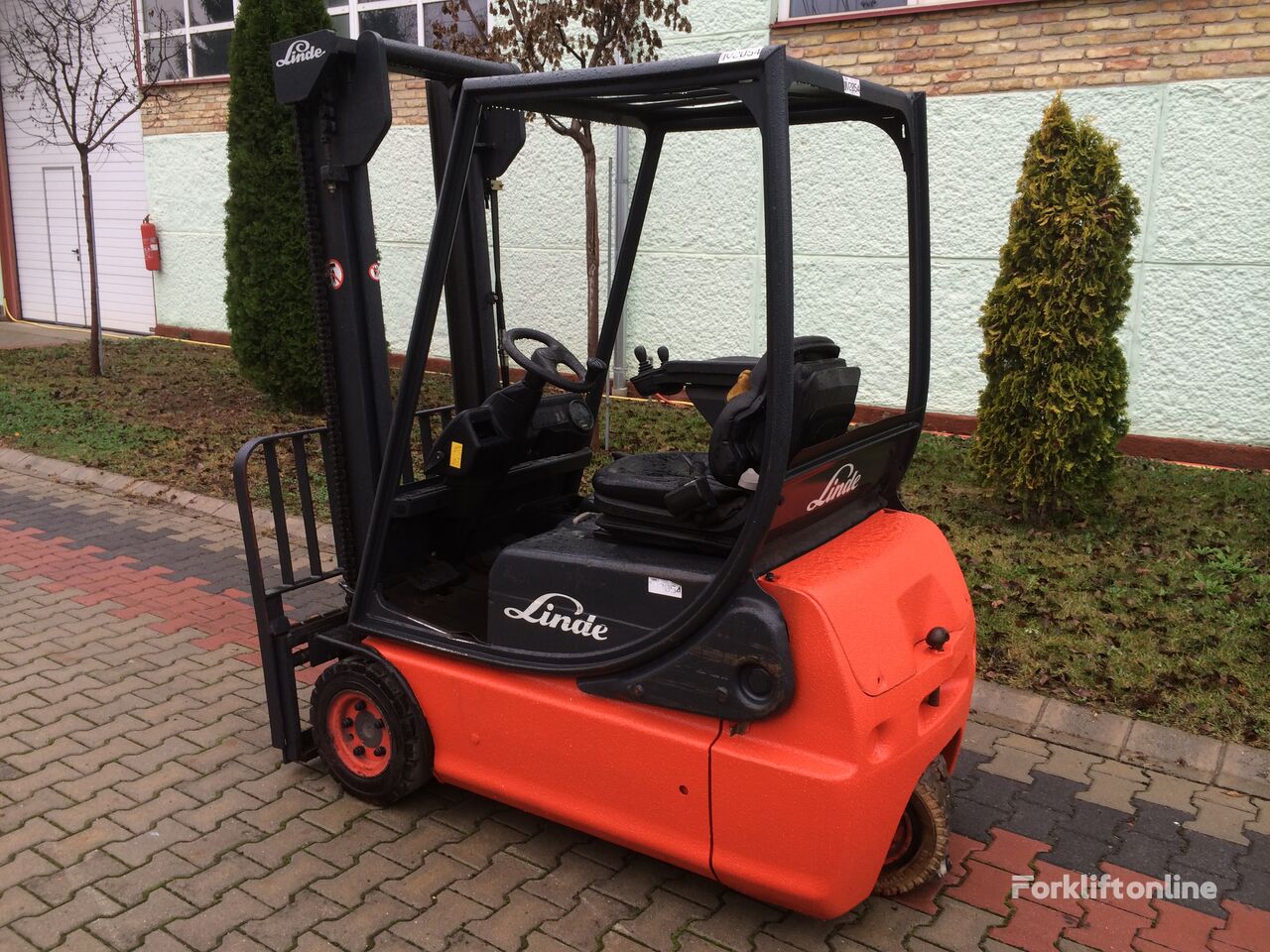 forklift dengan tiga roda Linde E16C-02 /335/      V-2054