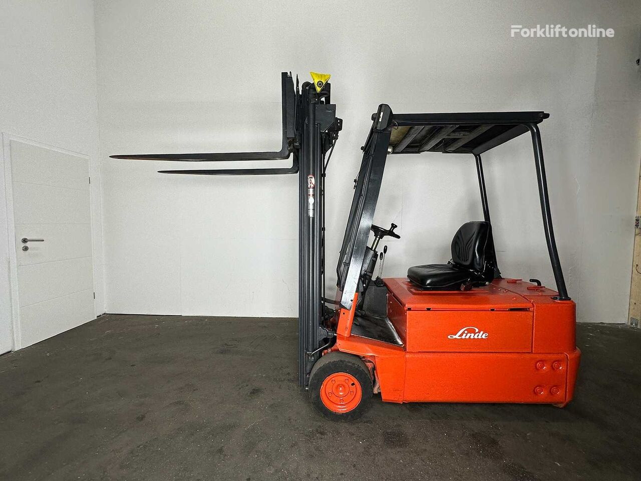 Linde E16S three-wheel forklift