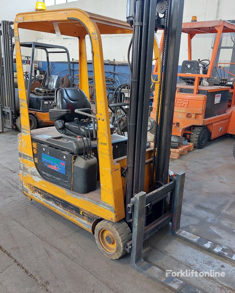 Mariotti ME12 three-wheel forklift