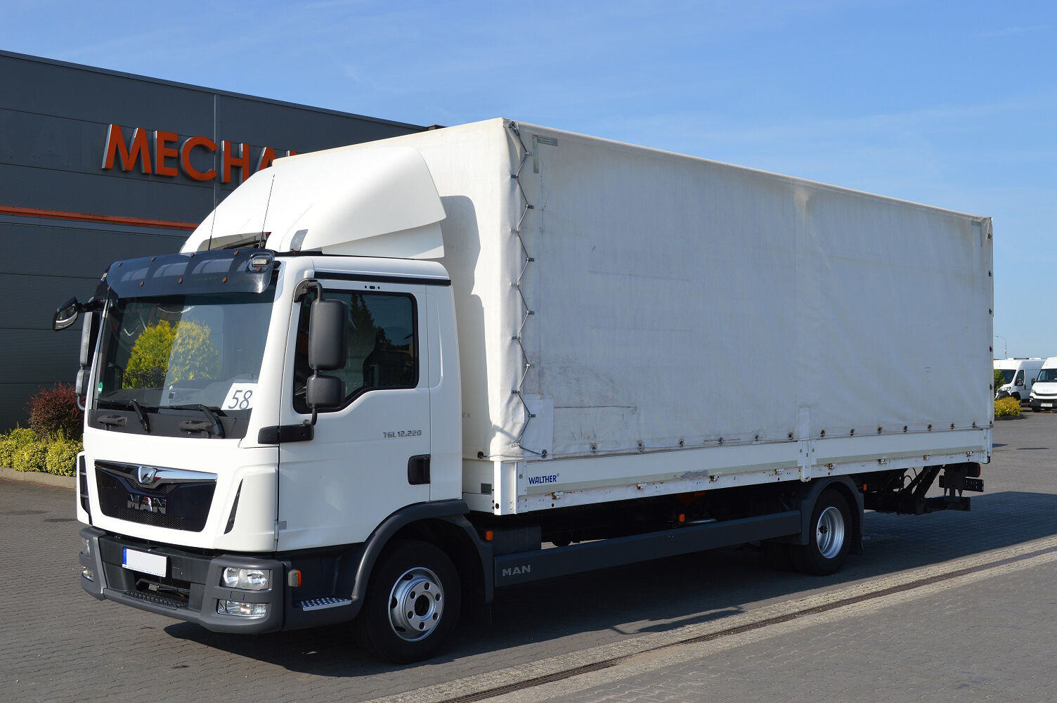 camion bâché MAN TGL 12.220