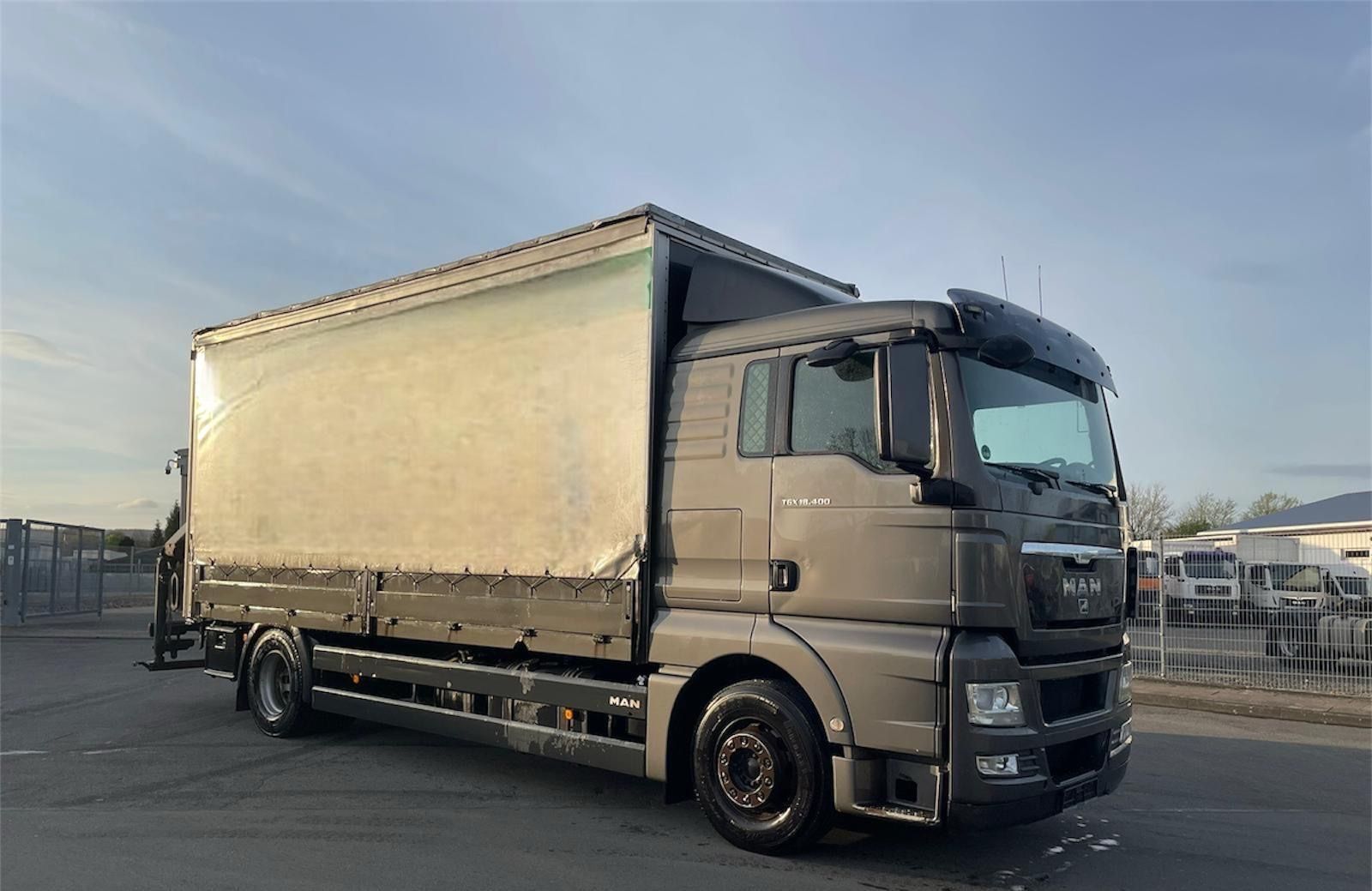 Тентованный грузовик MAN TGX 18.400 Curtain Sider + Crane Palfinger 14002 EH - Autoline