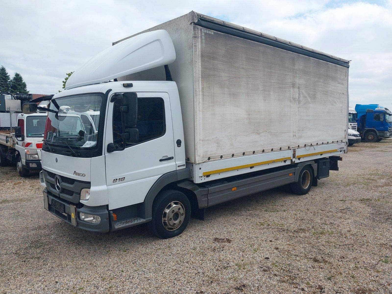 camion bâché Mercedes-Benz  Atego 818 Curtain side + tail lift