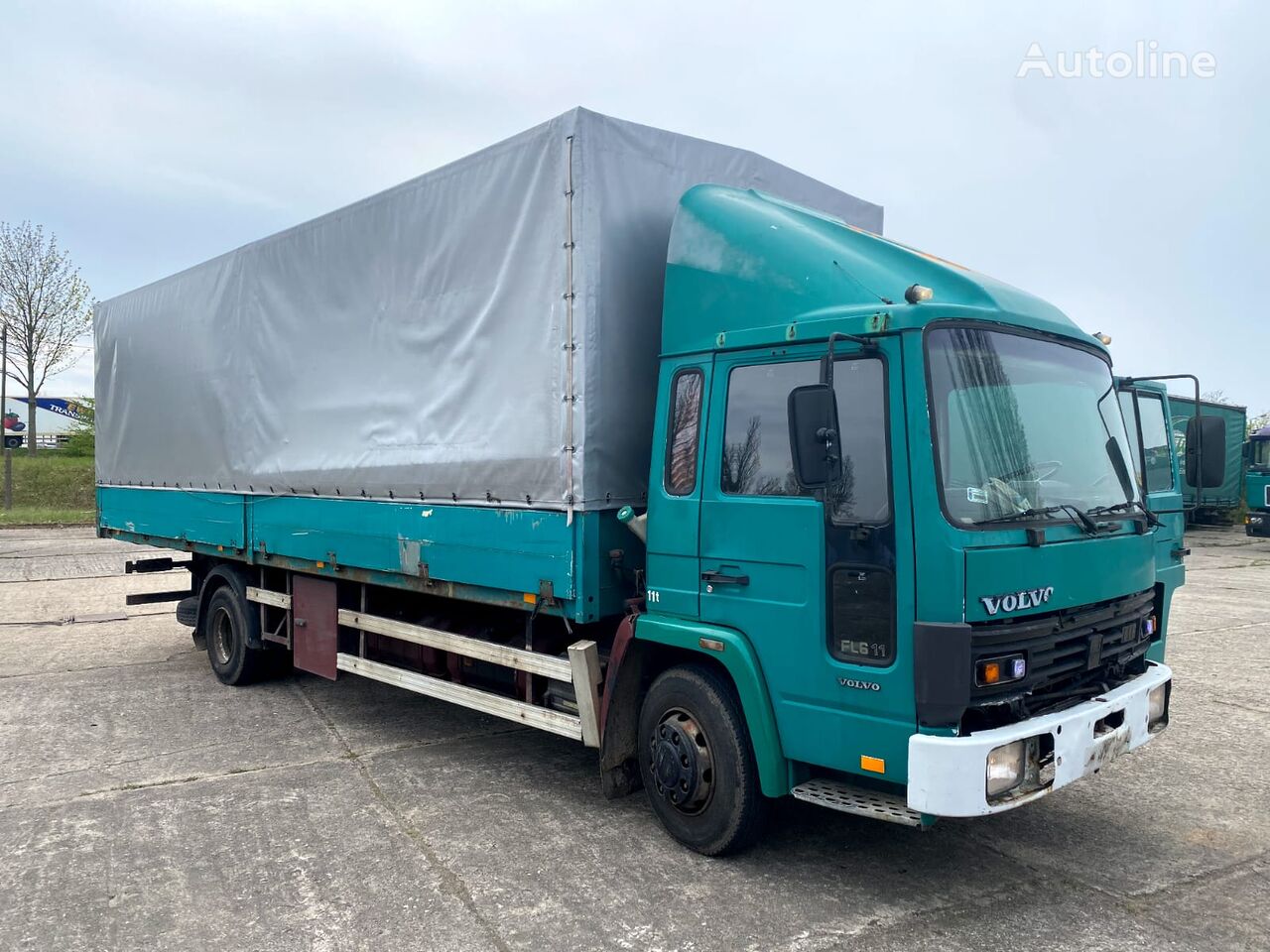 Volvo FL611 camión toldo