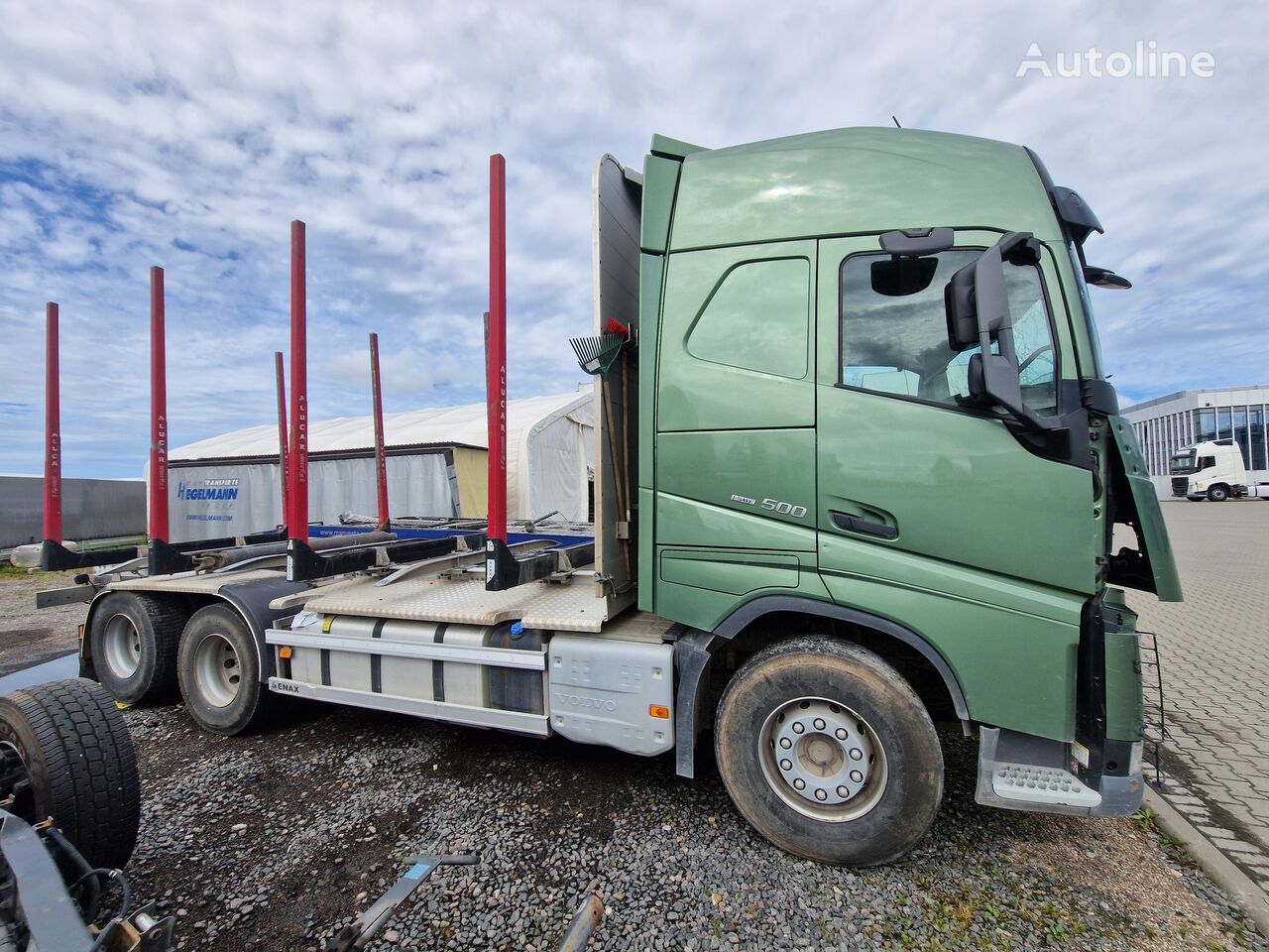 شاحنة نقل الأخشاب Volvo FH 500 بعد وقوع الحادث