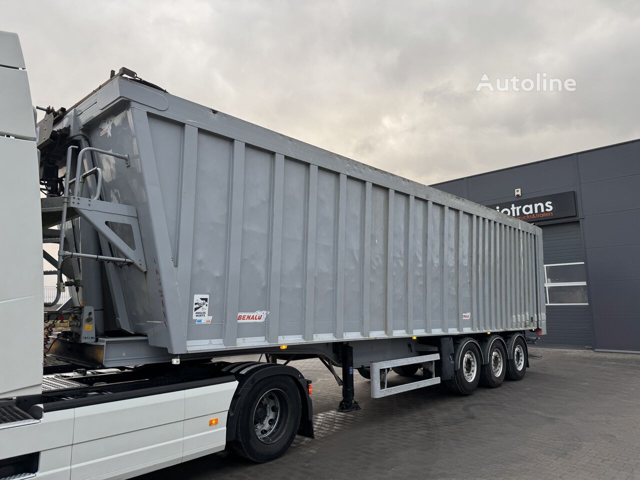 Semi-reboque basculante Benalu Wywrotka 60m3 / Alufelgi / Osie Mercedes tarczowe / Oś podnoszon a venda | Autoline PT Semi-reboque basculante Benalu Wywrotka 60m3 / Alufelgi / Osie Mercedes tarczowe / Oś podnoszon - Autoline