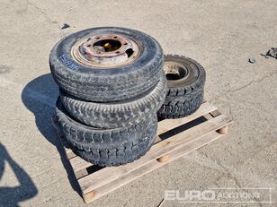 гума за натоварувач на тркала Pallet of Assortment of Compact Wheels