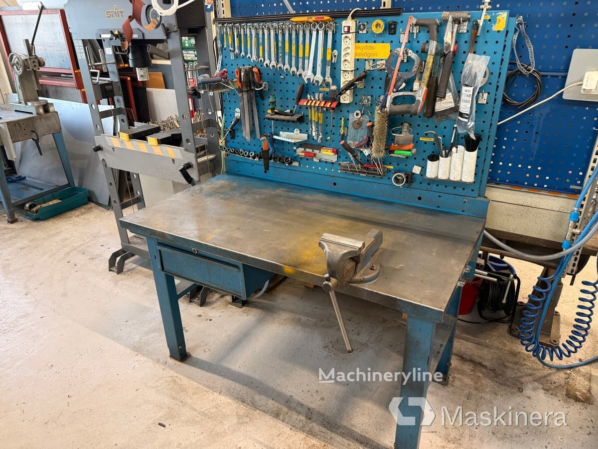 منجلة منضدية Arbetsbord med verktygstavla - Machineryline