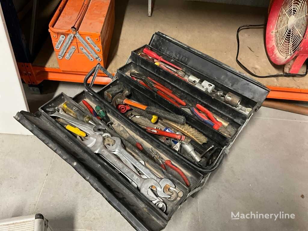 2 different Tool Cases get. BETA Wed with content hand tool set