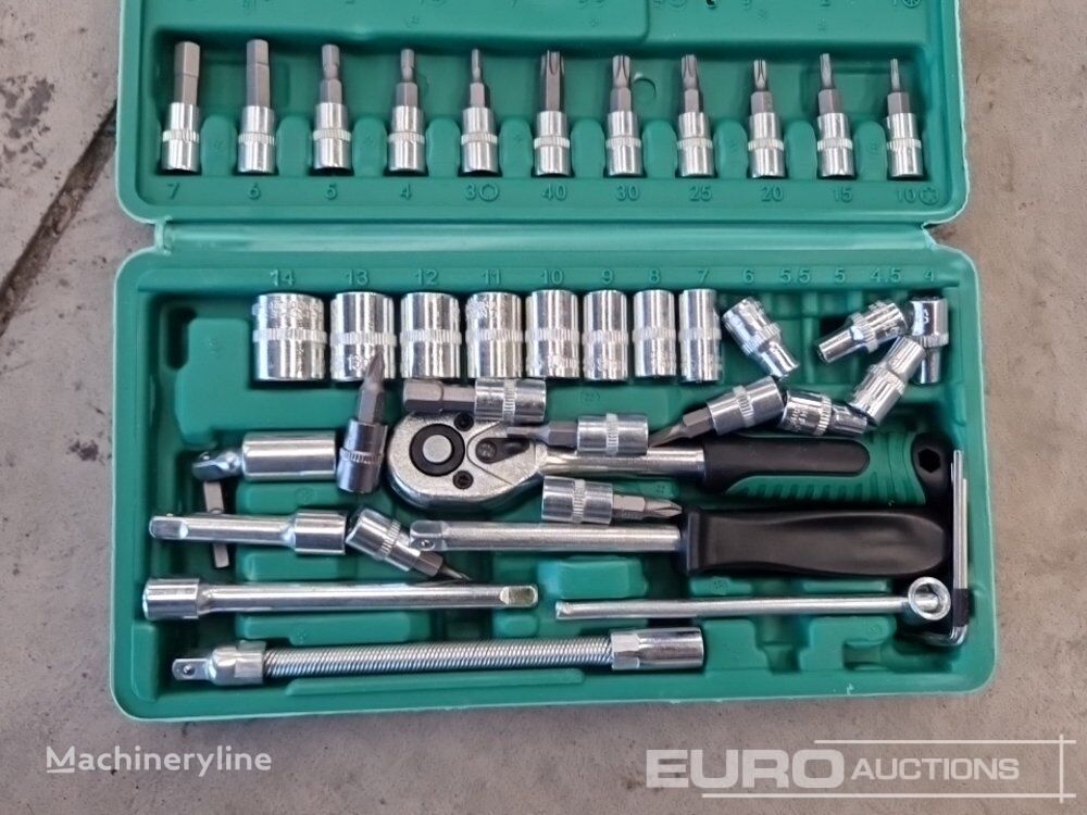 нови сет рачен алат 46Pc Ratchet and Socket Set