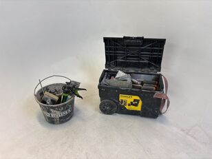 Parti med diverse arbetsredskap s&auml;ljes via auktion painting tool