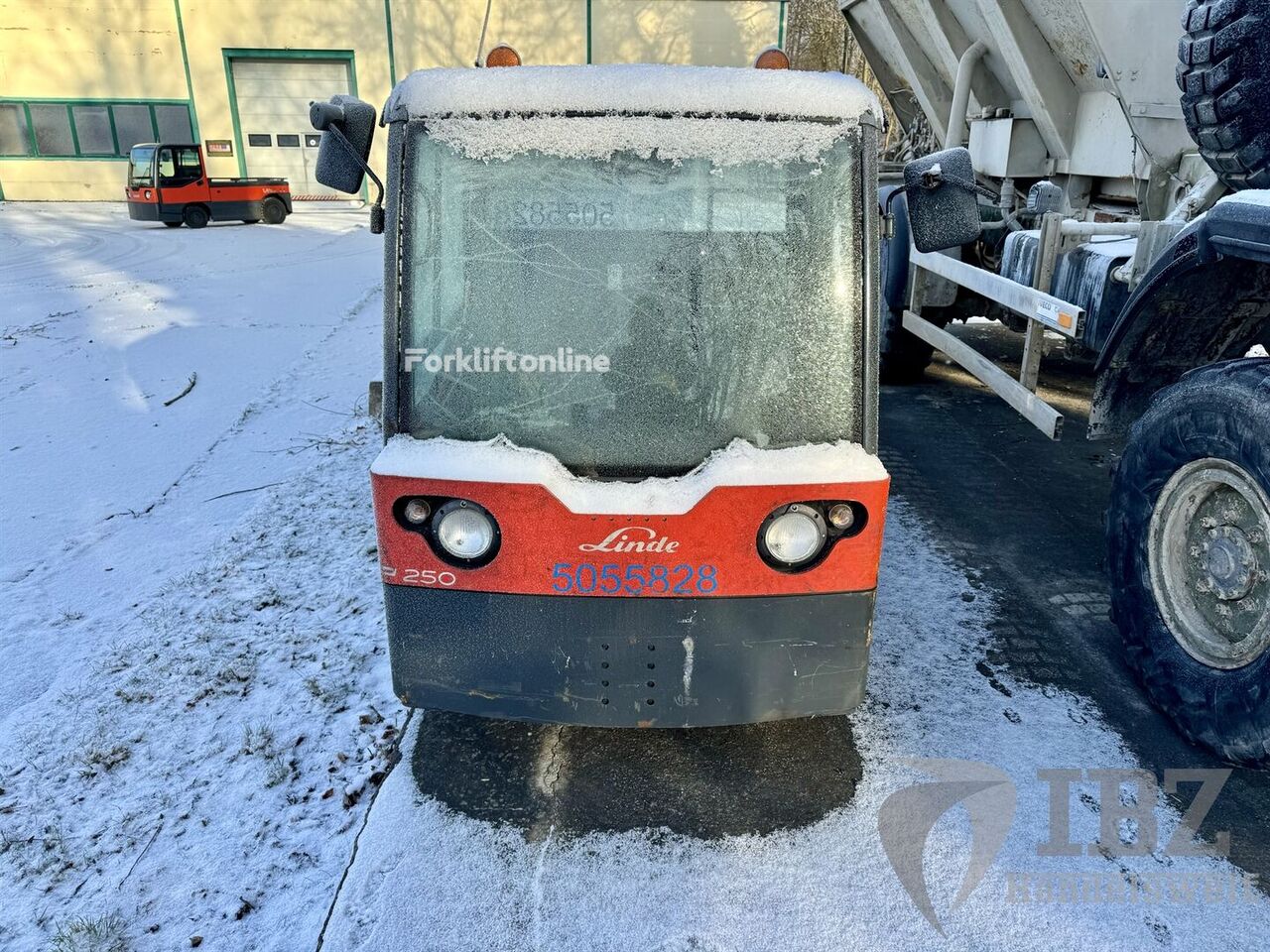 Linde P250 tow tractor