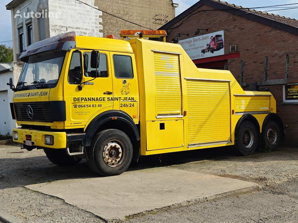 Mercedes-Benz tow truck