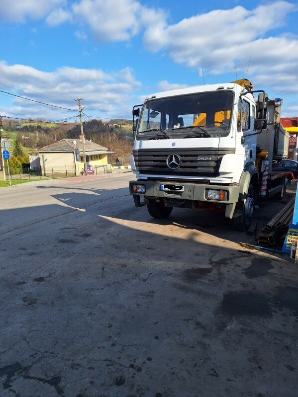 Mercedes-Benz 2524 tow truck