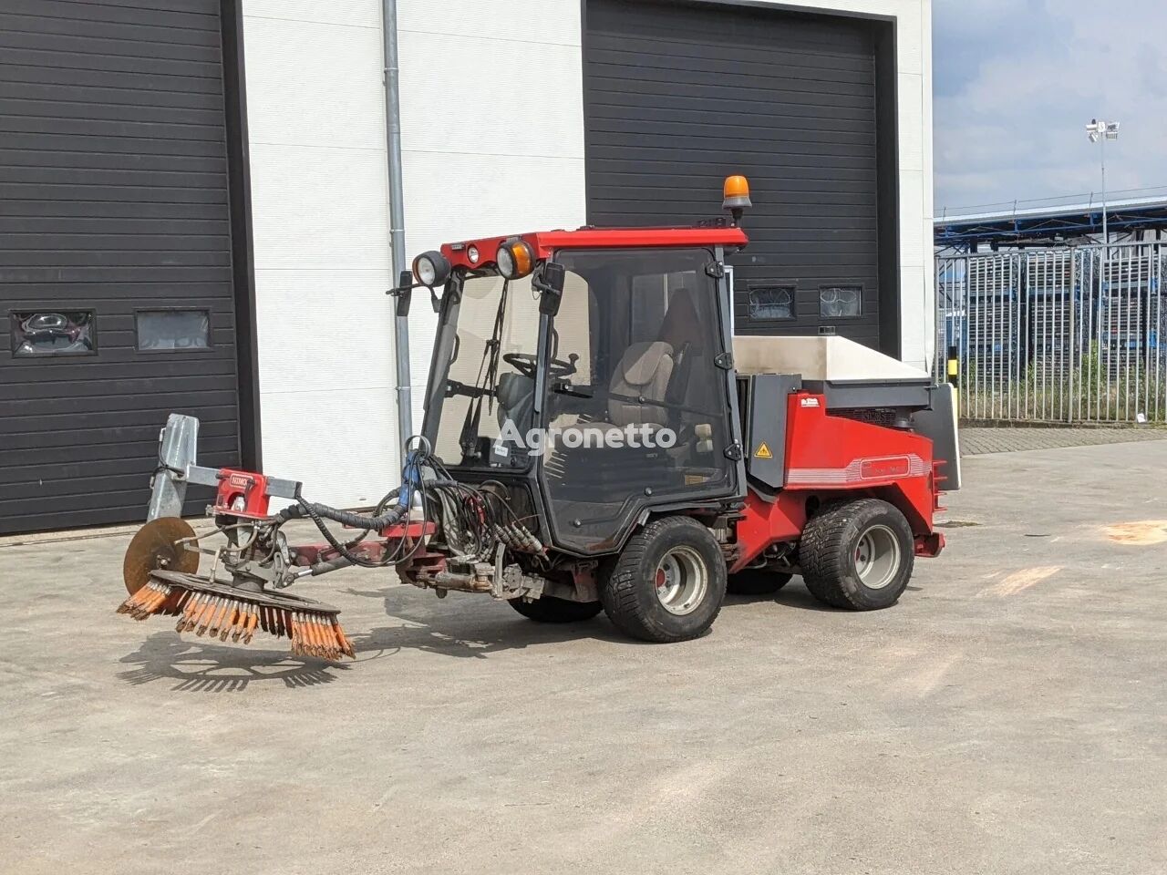 Nimos DH-TRAC OKB-70 met veger- en kantensnijder traktor tilhenger