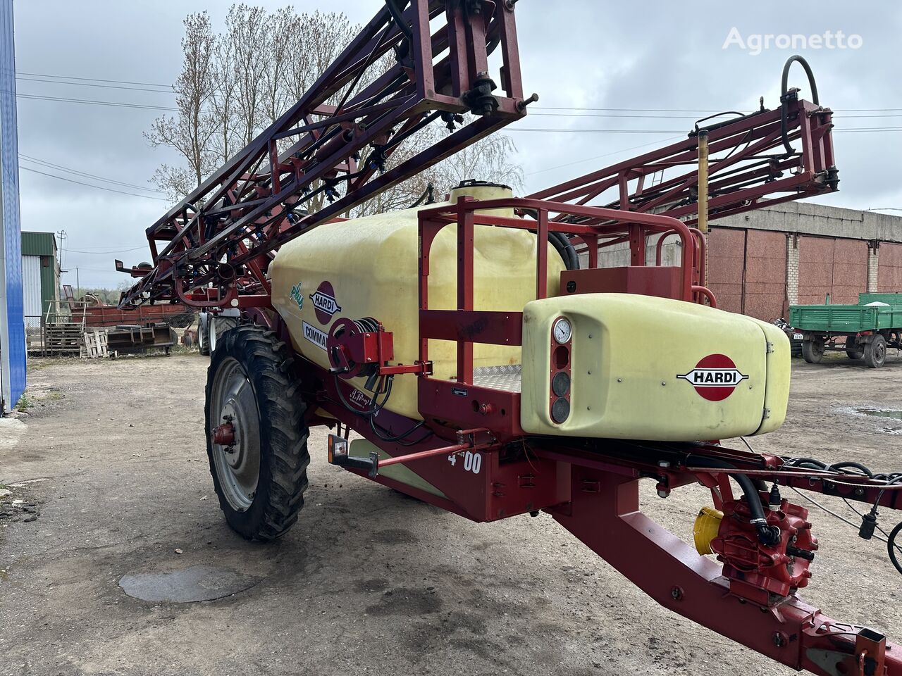 Hardi Commander 4200 pulverizador arrastrado