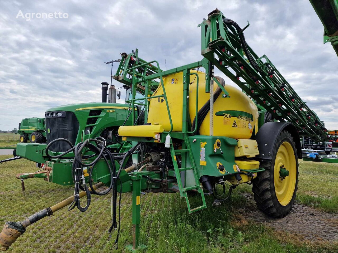 peralatan penyemprot yang ditarik John Deere 740