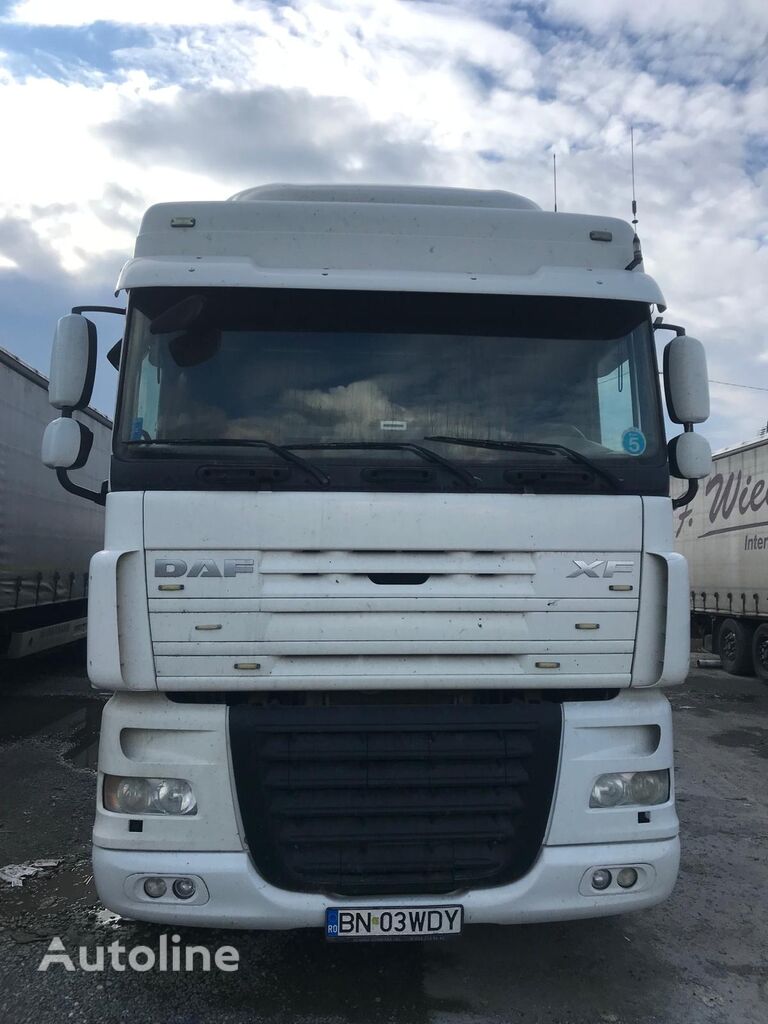 DAF XF 105 460 vilcējs + aizkaru tipa puspiekabe