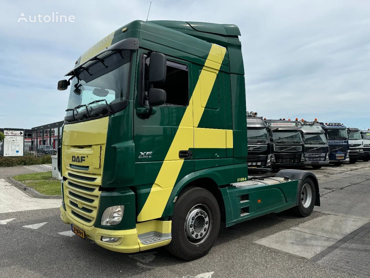 DAF XF 460 4X2 EURO 6 SKIRTS AUTOMATIC truck tractor