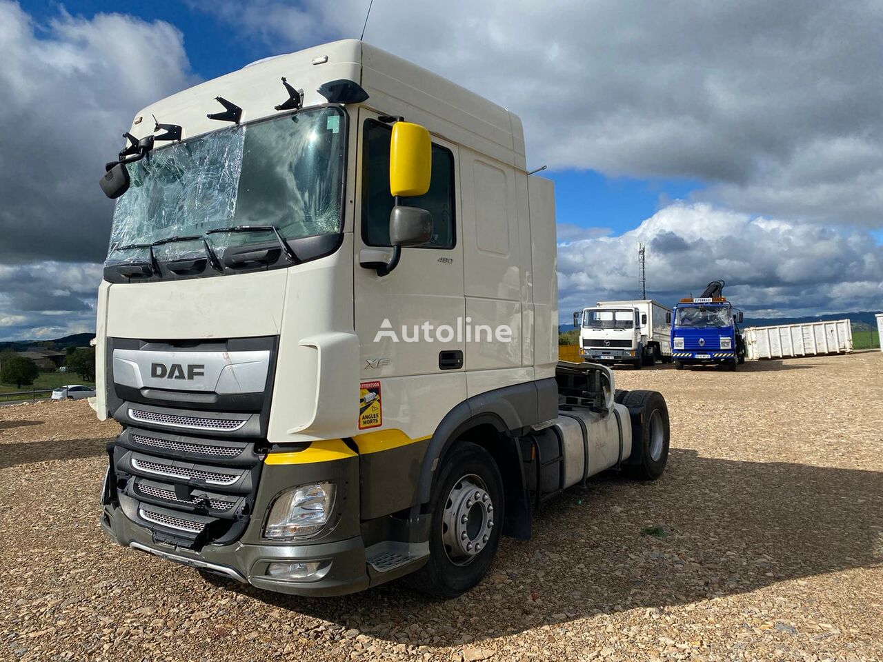 damaged DAF XF 480 truck tractor