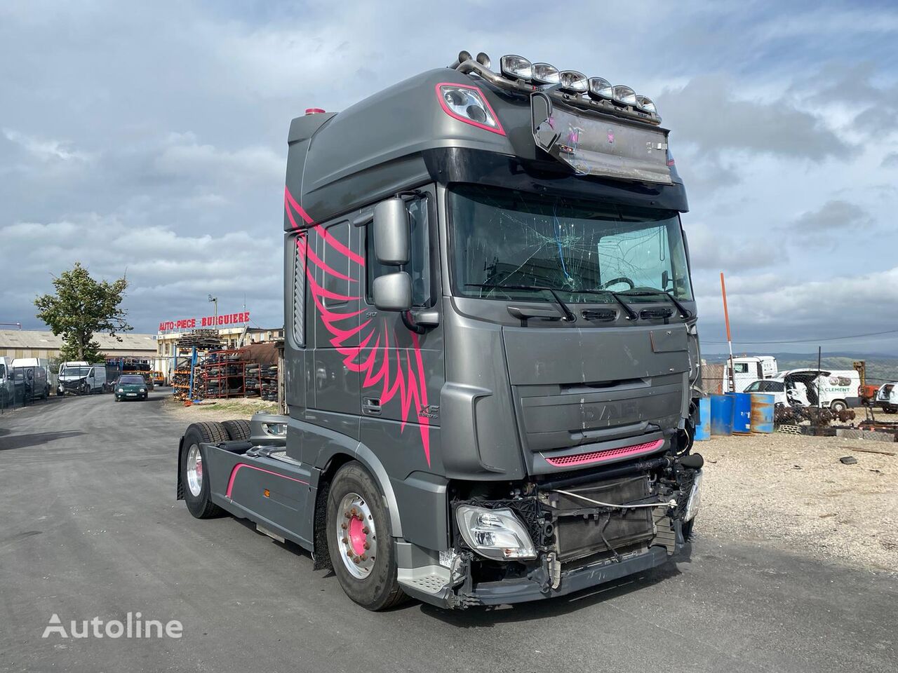 damaged DAF XF 510  truck tractor