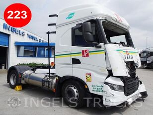 Beschadigde IVECO STRALIS LNG ACTIVE SPACE trekker