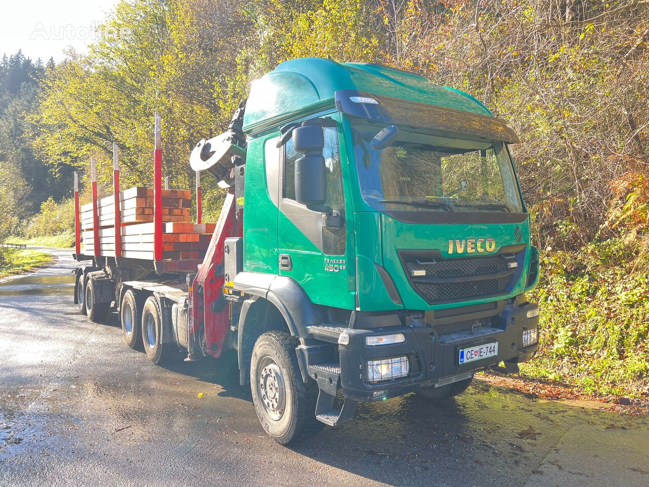 IVECO Trakker 450 トラクタートラック + 木材輸送セミトレーラ