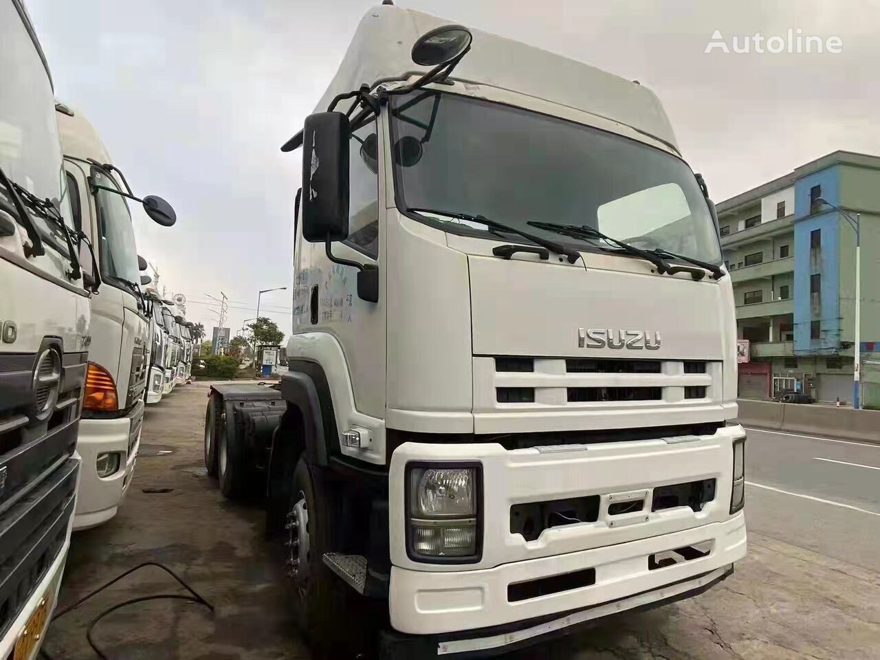 camião tractor Isuzu