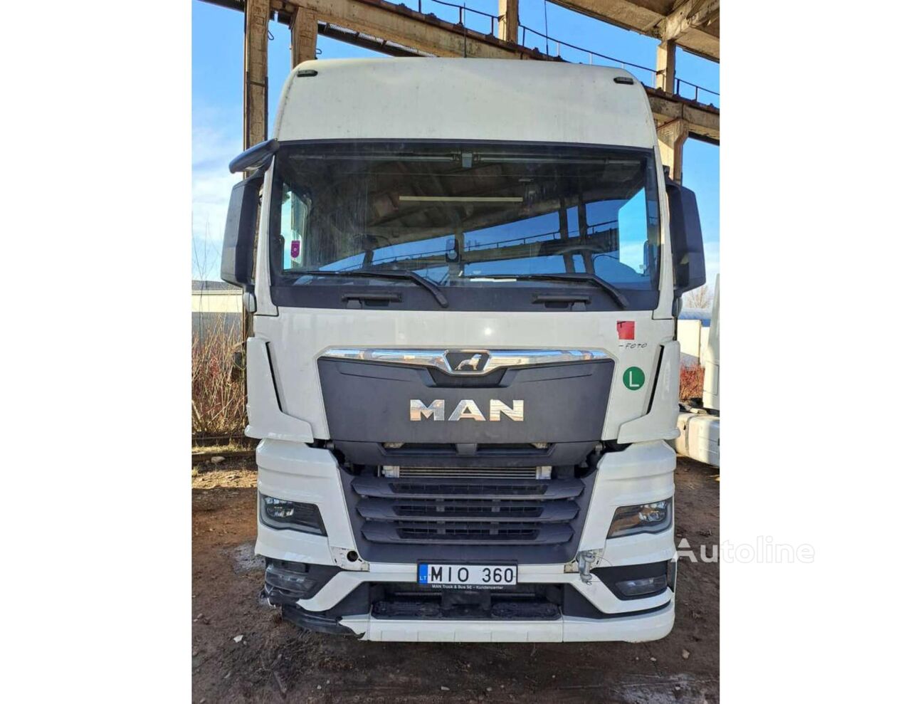 damaged MAN TGX 18.470 GX truck tractor