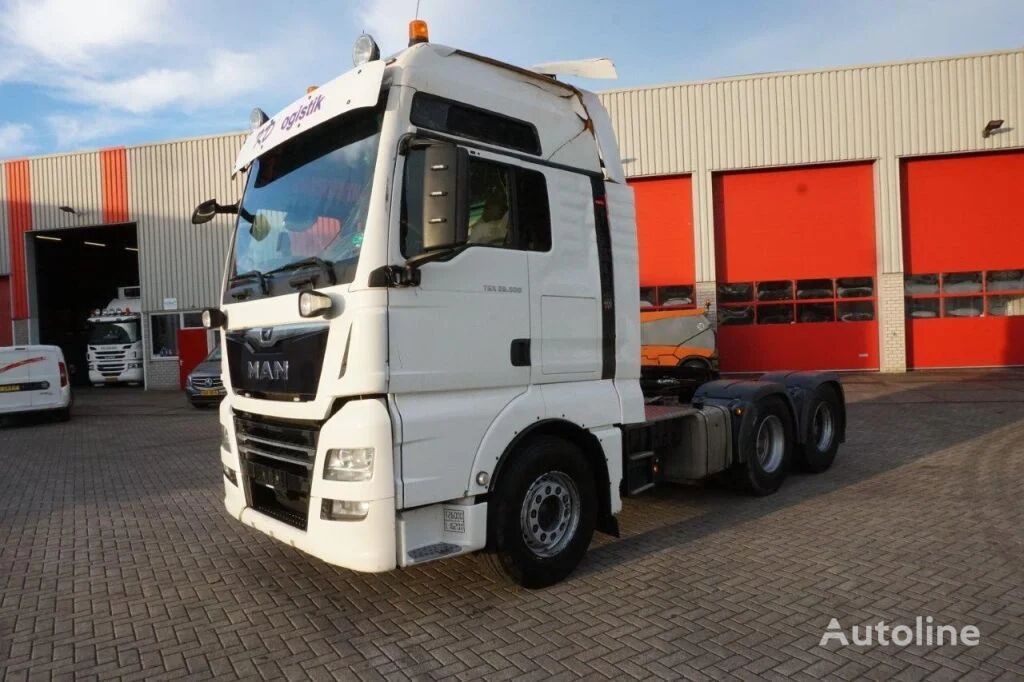 damaged MAN TGX26.500 / HYDRAULICS / RUNNING / AUTOMATIC / 6X4 / EURO-6 / 20 truck tractor