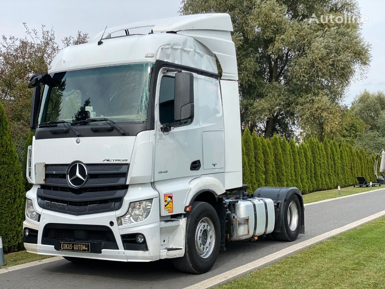 beskadigede Mercedes-Benz ACTROS 1845 trækker