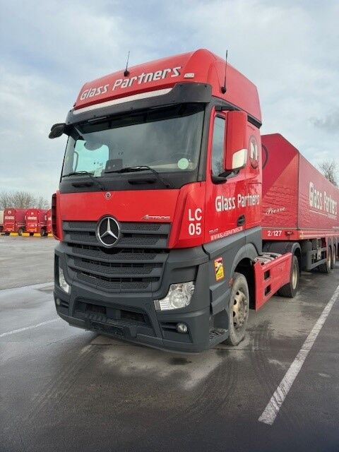 السيارات القاطرة Mercedes-Benz Actros 1843