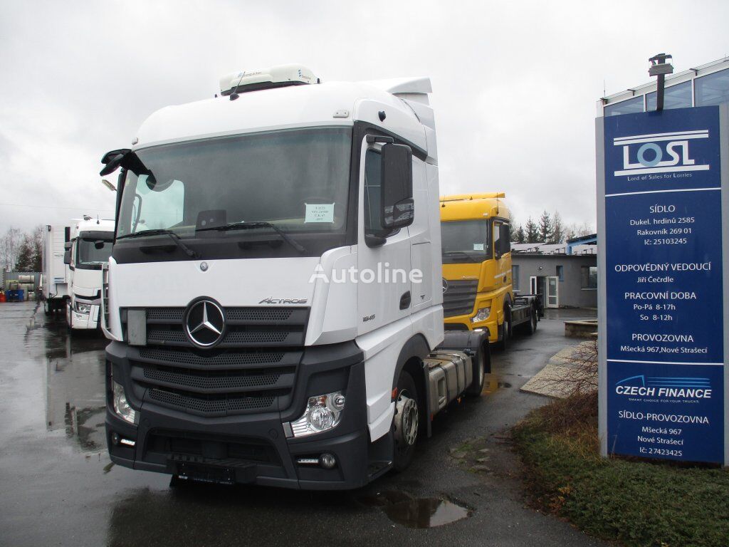 السيارات القاطرة Mercedes-Benz Actros 1845