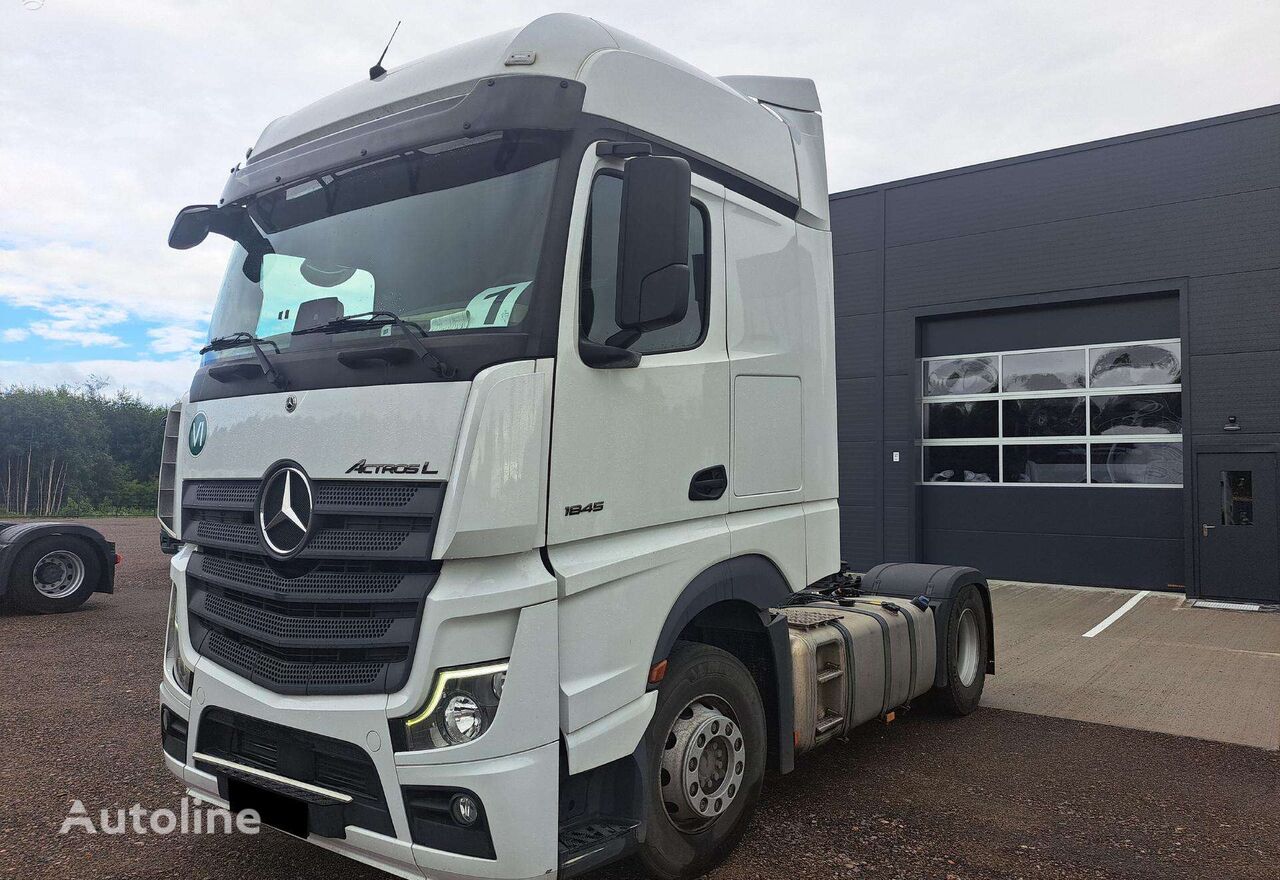 السيارات القاطرة Mercedes-Benz Actros 1845