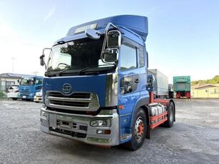 cami&atilde;o tractor Nissan QUON