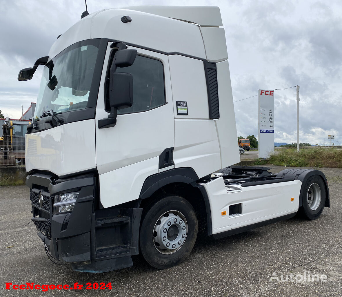 damaged Renault T 480  truck tractor