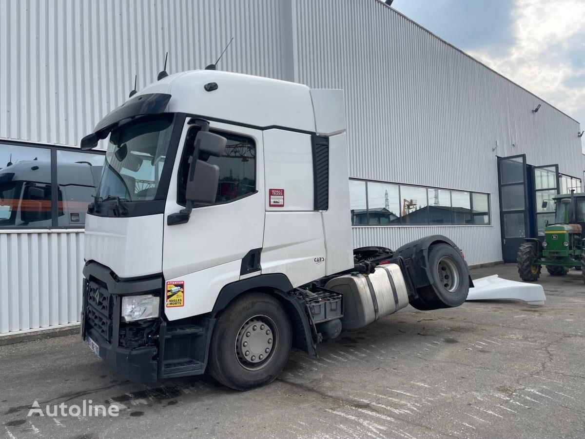 damaged Renault T-Series 520 truck tractor