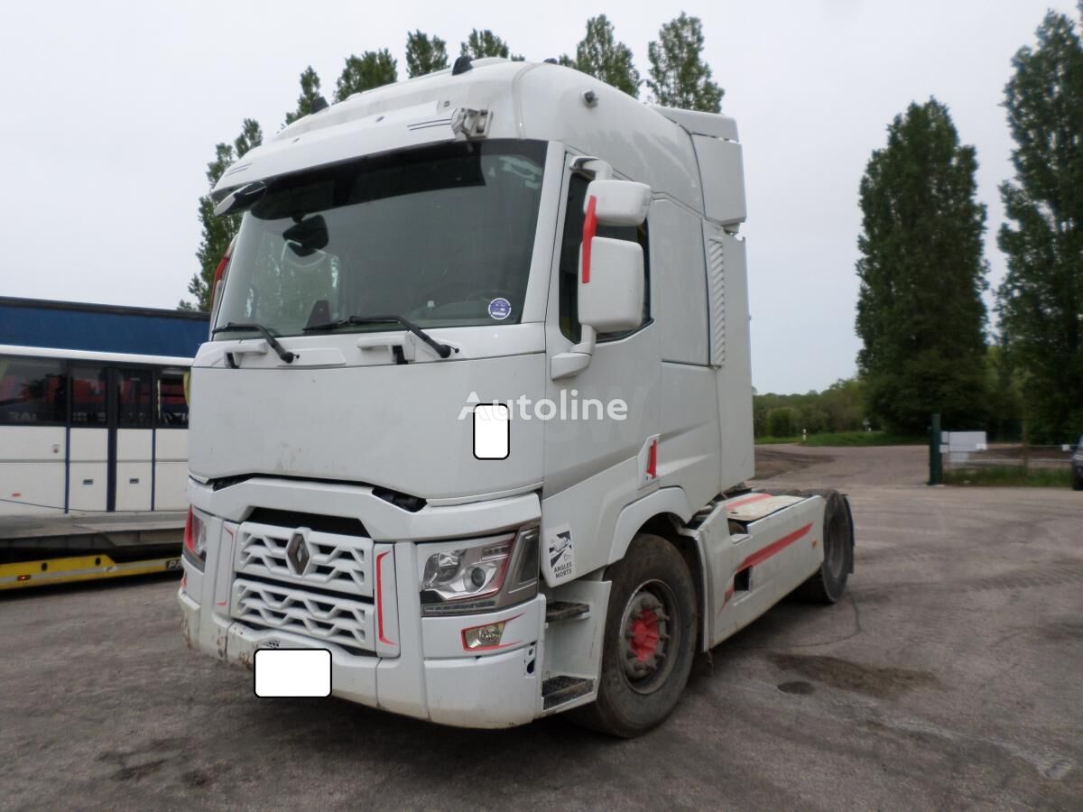 damaged Renault T-Series 520 truck tractor