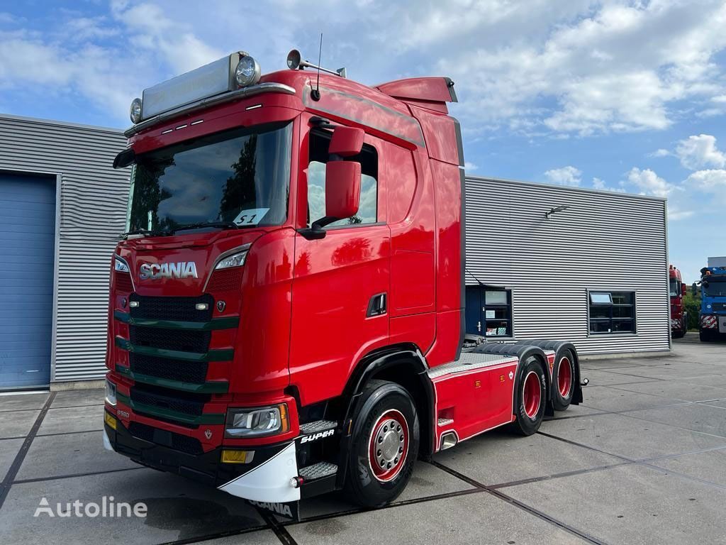 السيارات القاطرة Scania S580 V8 6x2